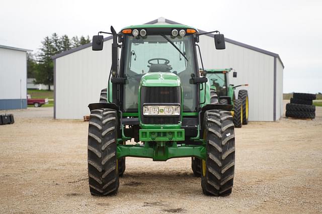 Image of John Deere 7330 equipment image 1