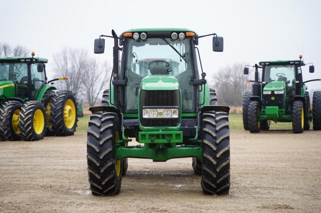 Image of John Deere 7330 equipment image 1