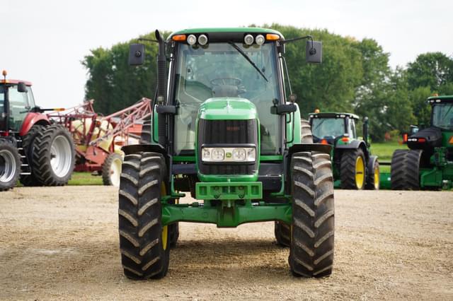 Image of John Deere 7330 equipment image 1