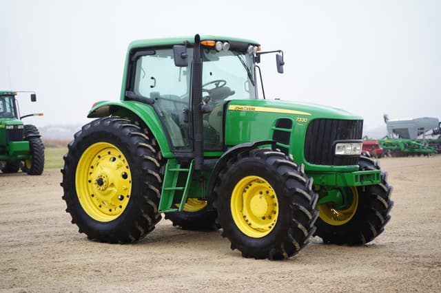 Image of John Deere 7330 equipment image 2