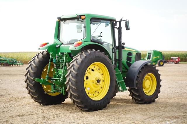 Image of John Deere 7330 equipment image 4