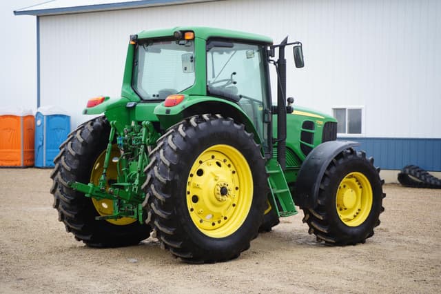Image of John Deere 7330 equipment image 4