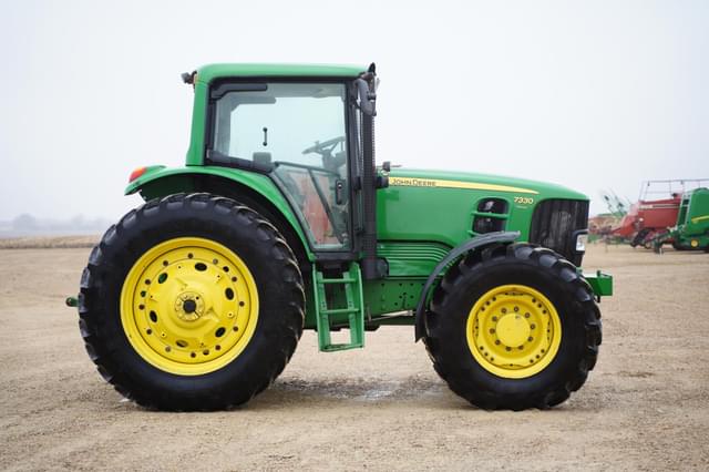 Image of John Deere 7330 equipment image 3