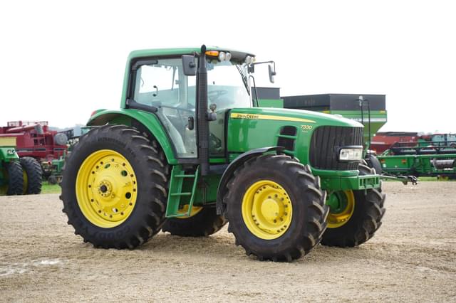 Image of John Deere 7330 equipment image 2