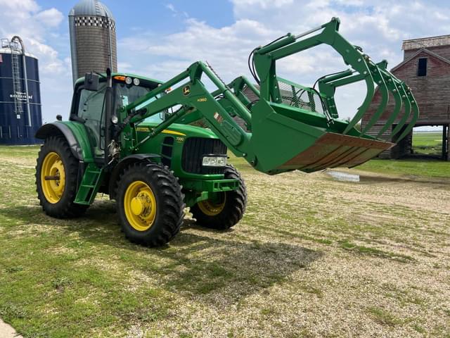 Image of John Deere 7330 equipment image 4