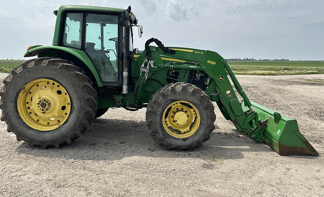 Image of John Deere 7330 equipment image 3