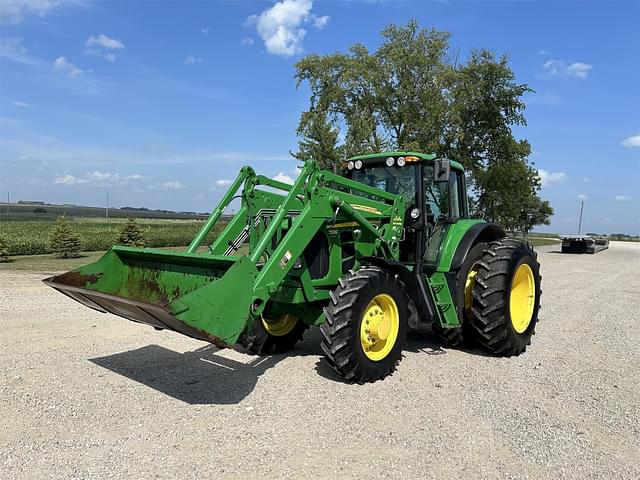 Image of John Deere 7330 equipment image 1