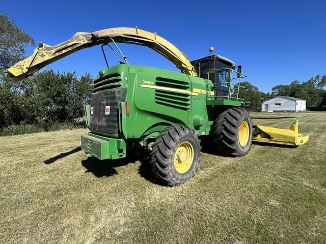 Image of John Deere 7450 equipment image 1
