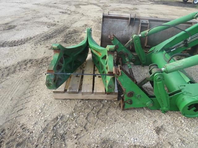 Image of John Deere 746 equipment image 2