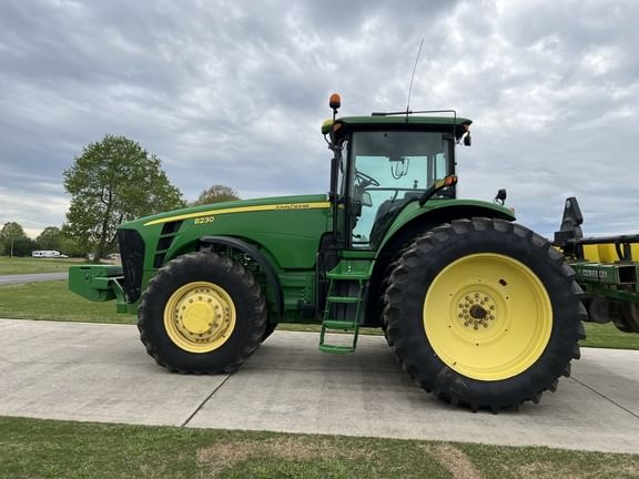 Main image John Deere 8230
