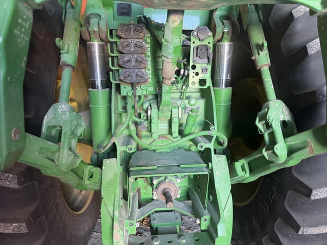 Image of John Deere 8230 equipment image 1