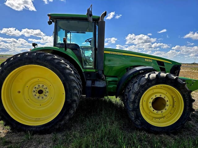 Image of John Deere 8230 equipment image 3