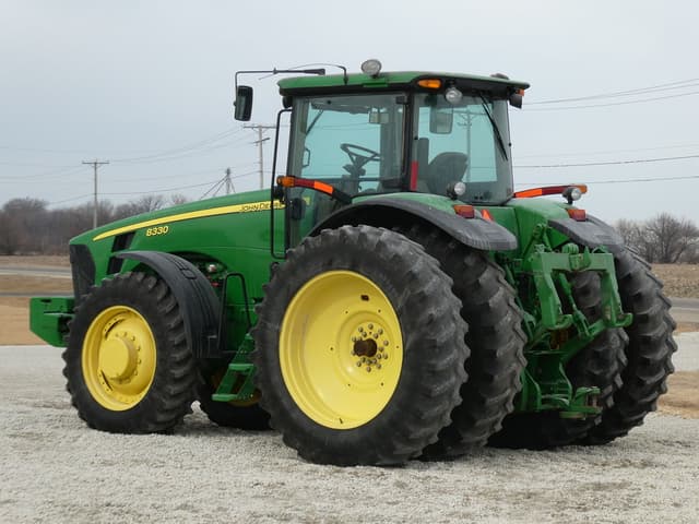Image of John Deere 8330 equipment image 4