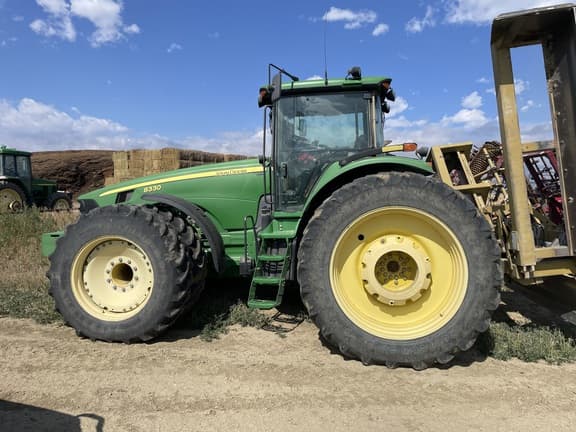 Image of John Deere 8330 equipment image 4