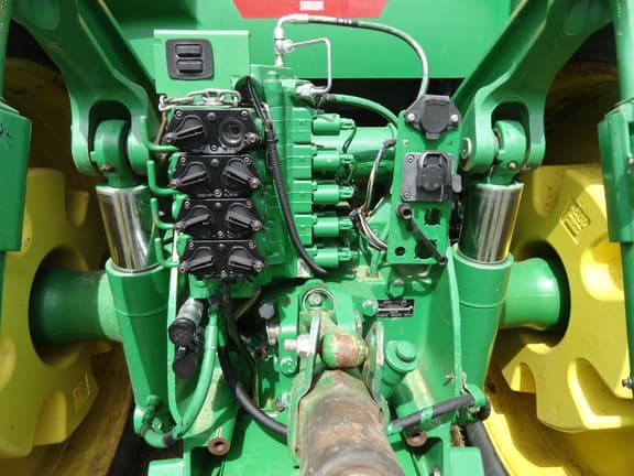 Image of John Deere 8330 equipment image 4