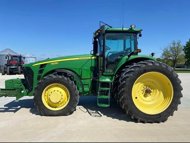 Image of John Deere 8330 equipment image 2