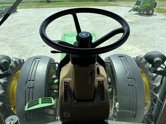 Image of John Deere 8530 equipment image 1