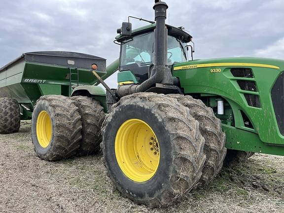 Image of John Deere 9330 equipment image 1