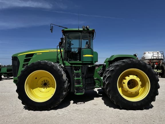 Image of John Deere 9330 equipment image 1