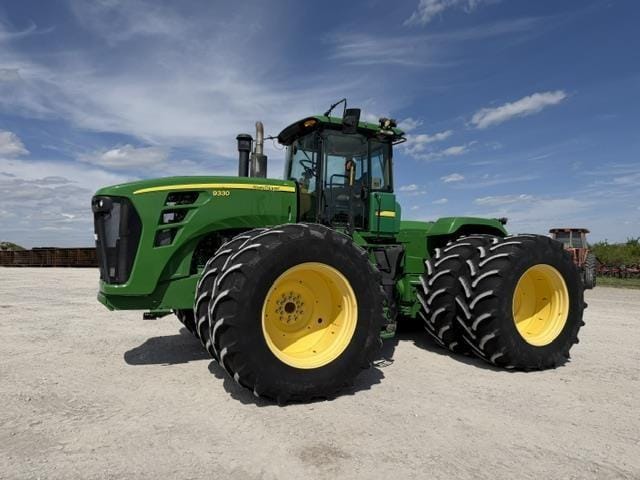 300 - 424 HP Tractors image