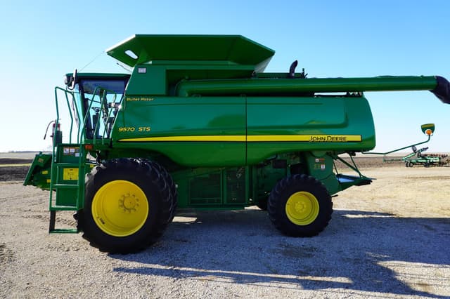 Image of John Deere 9570 STS equipment image 3