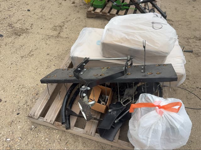 Image of John Deere LA135 equipment image 4