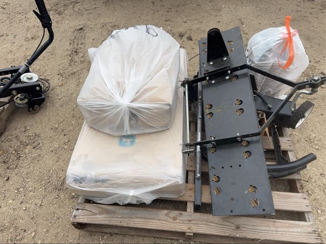 Image of John Deere LA135 equipment image 3