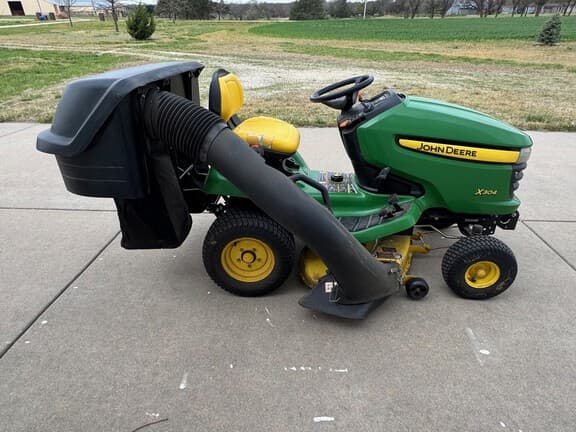 Image of John Deere X304 equipment image 1