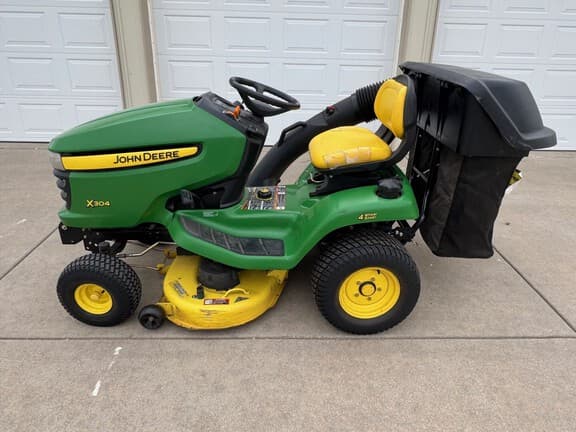 Image of John Deere X304 equipment image 4