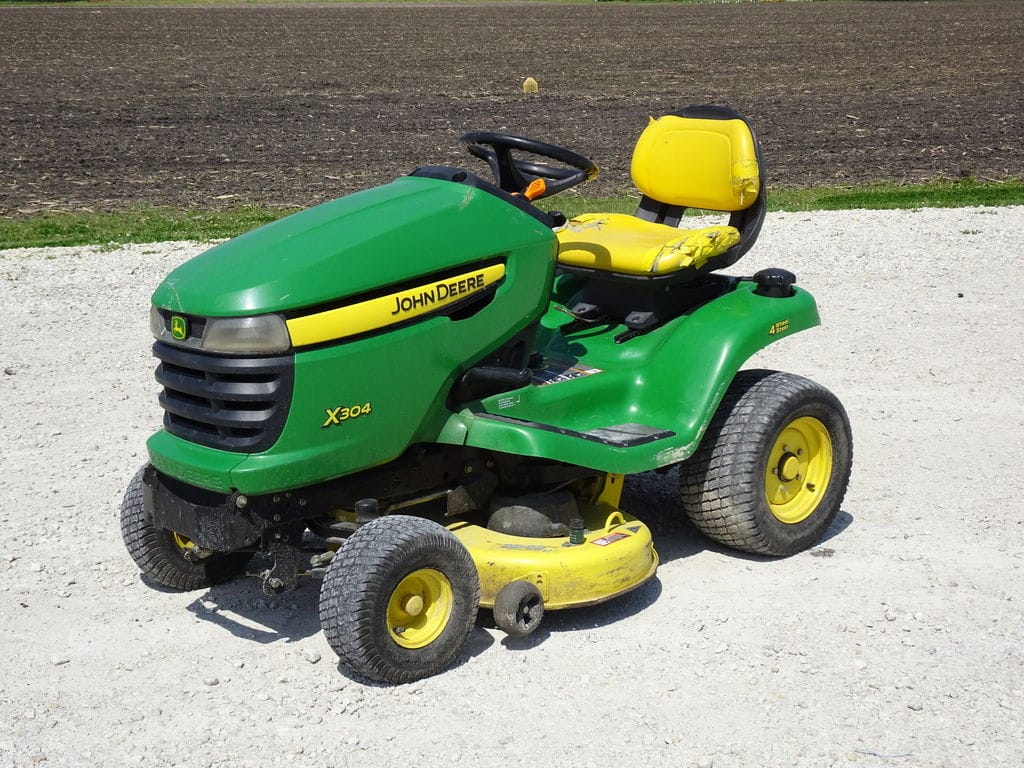 2008 John Deere X304 Equipment Image0