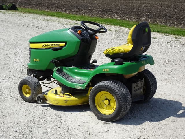 Image of John Deere X304 equipment image 3