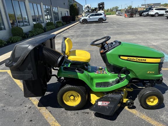 Image of John Deere X304 equipment image 1