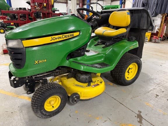 Image of John Deere X304 equipment image 2