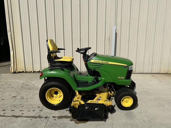 Image of John Deere X720 equipment image 2