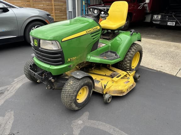 Image of John Deere X720 equipment image 1