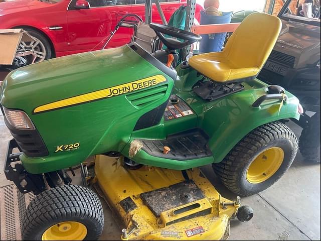 Image of John Deere X720 equipment image 1