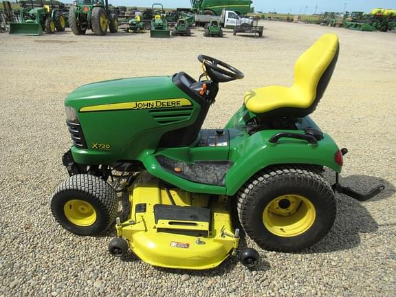 Image of John Deere X720 equipment image 3