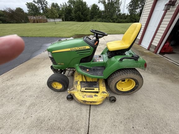 Image of John Deere X720 equipment image 2