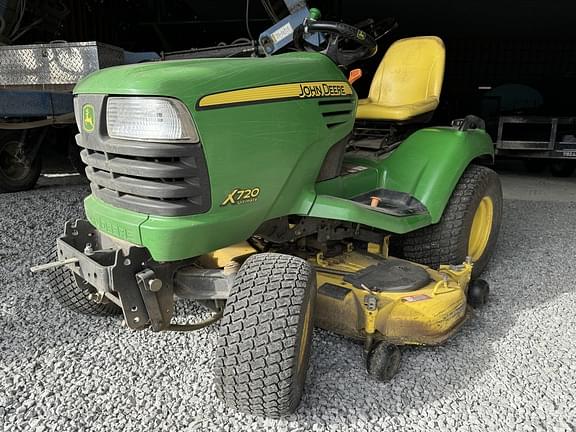 Image of John Deere X720 equipment image 1