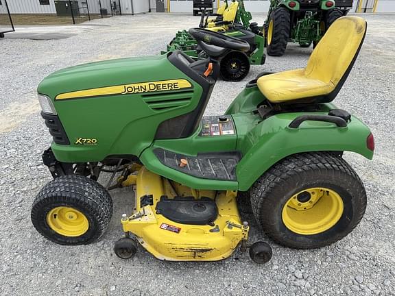 Image of John Deere X720 equipment image 1