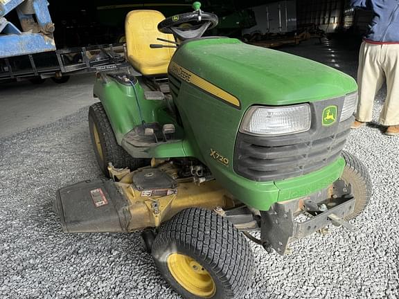 Image of John Deere X720 equipment image 3