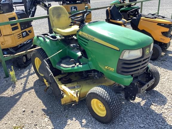 Image of John Deere X720 equipment image 1