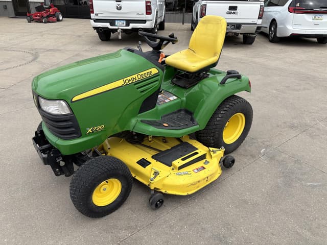 Image of John Deere X720 equipment image 1