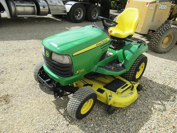 Image of John Deere X724 equipment image 3