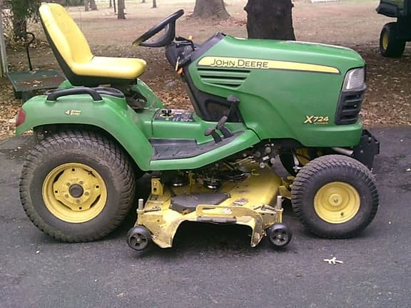 Image of John Deere X724 equipment image 1
