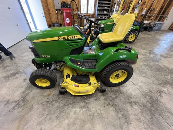 2008 John Deere X724 Equipment Image0