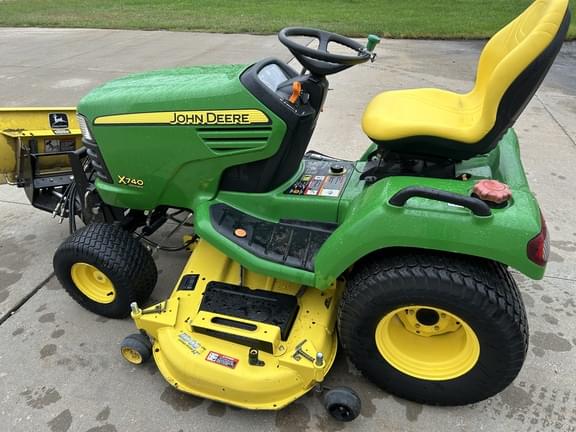 Image of John Deere X740 equipment image 3