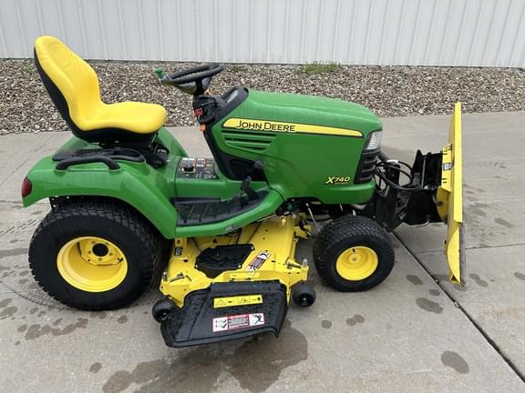 Image of John Deere X740 equipment image 1