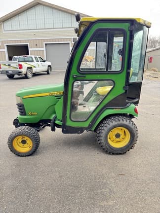 Image of John Deere X749 equipment image 3