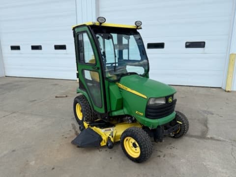 Image of John Deere X749 equipment image 1